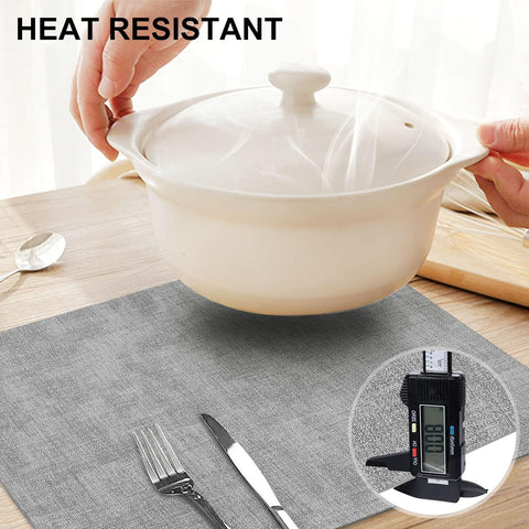 Homing salvamanteles cuero sintético, diseño gris claro para mesa moderna.