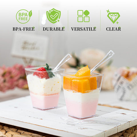 Presentación elegante de postres con vasos HOMIP para eventos.