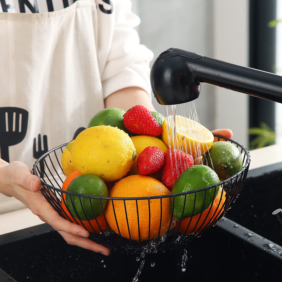 Uso en cocina con la cesta metalica HOMQUEN, organización elegante para utensilios y tentempié.