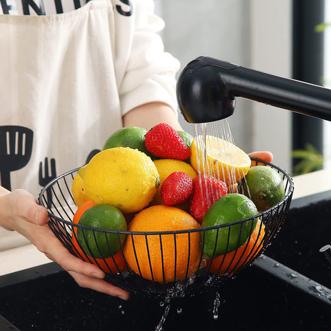 Uso en cocina con la cesta metalica HOMQUEN, organización elegante para utensilios y tentempié.