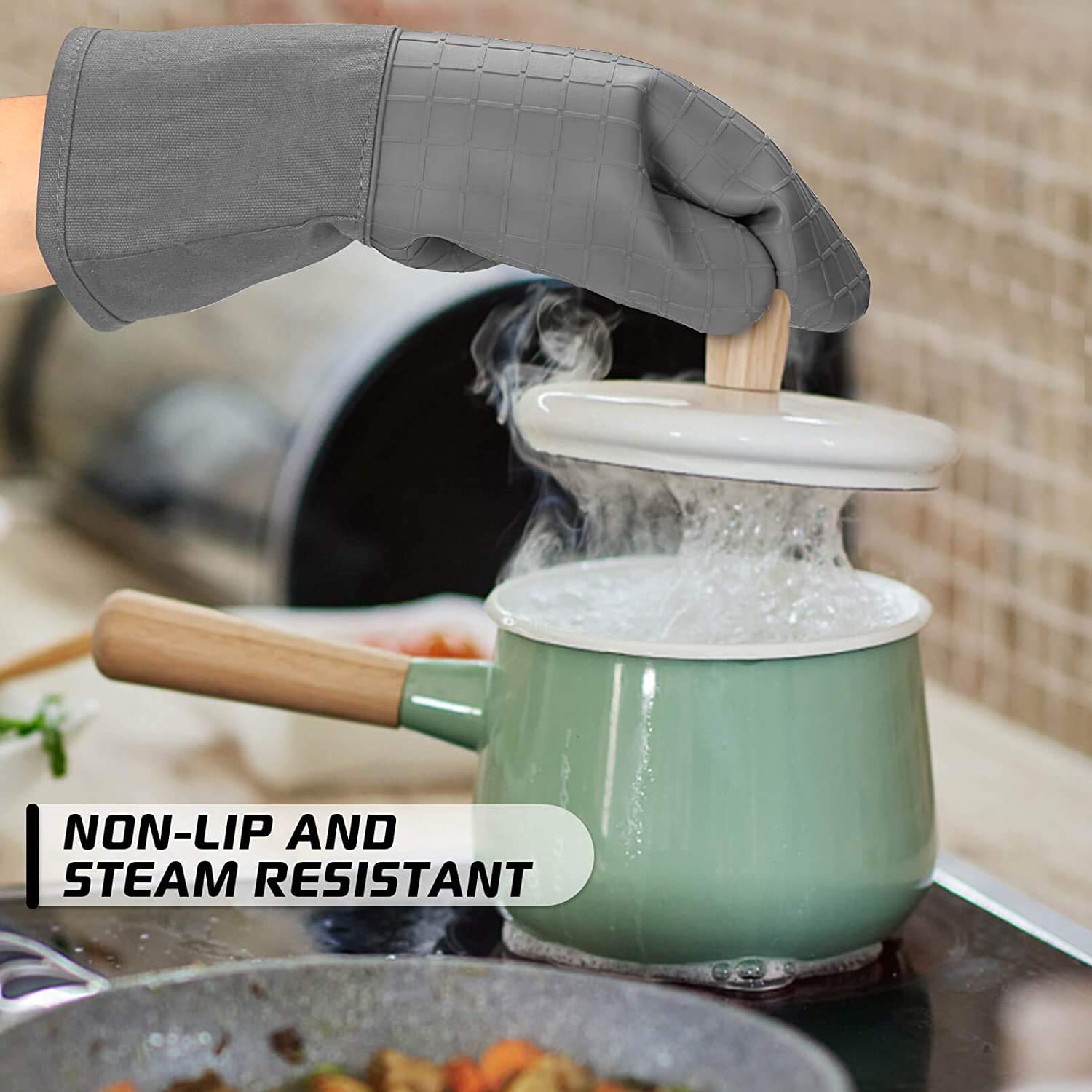 HOMWE guantes de silicona en uso para hornear y manipular bandejas.