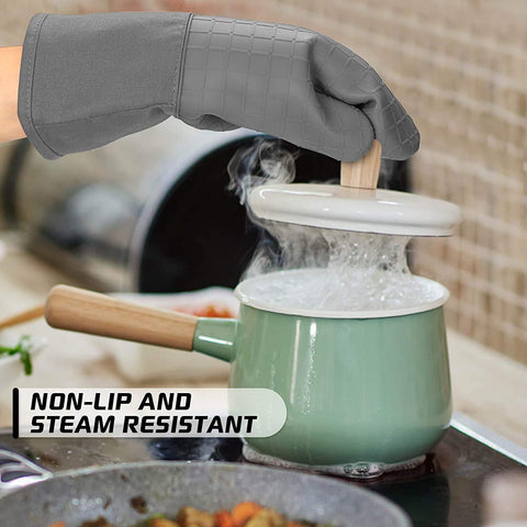 HOMWE guantes de silicona en uso para hornear y manipular bandejas.