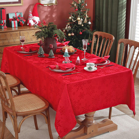Mantel Honellaty drapeado sobre mesa de comedor para cenas.