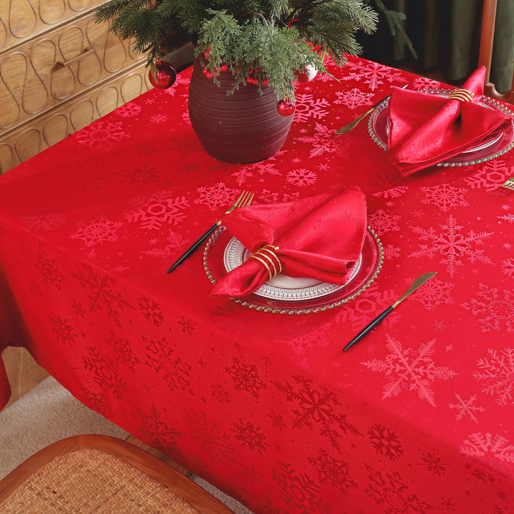 Mantel Honellaty con patrones de copos de nieve festivos.
