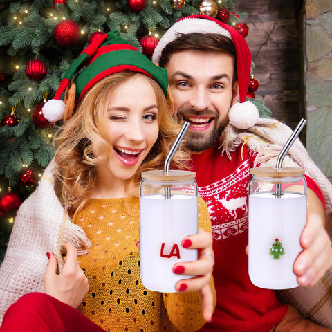 Paquete Honeydak de dos vasos navideños con tapa para regalo.