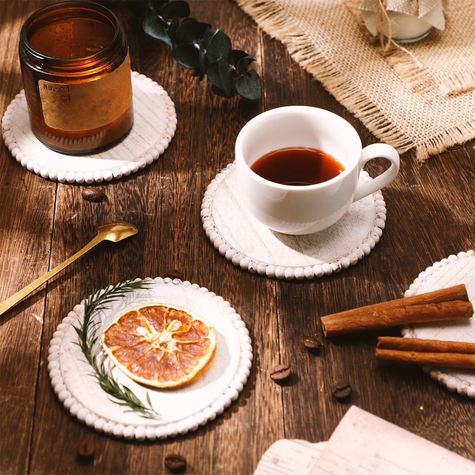 Honeydak posavasos sobre mesa de comedor protegen la superficie y añaden estilo