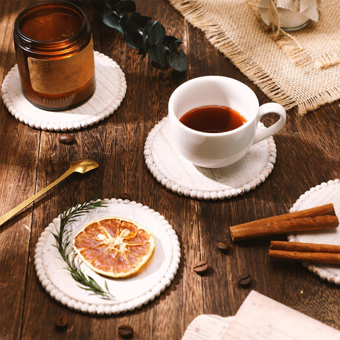 Honeydak posavasos sobre mesa de comedor protegen la superficie y añaden estilo