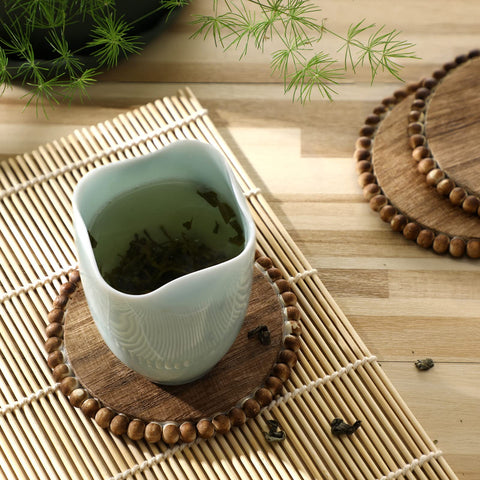 Honeydak posavasos redondos de madera con cuentas son duraderos y fáciles de limpiar.