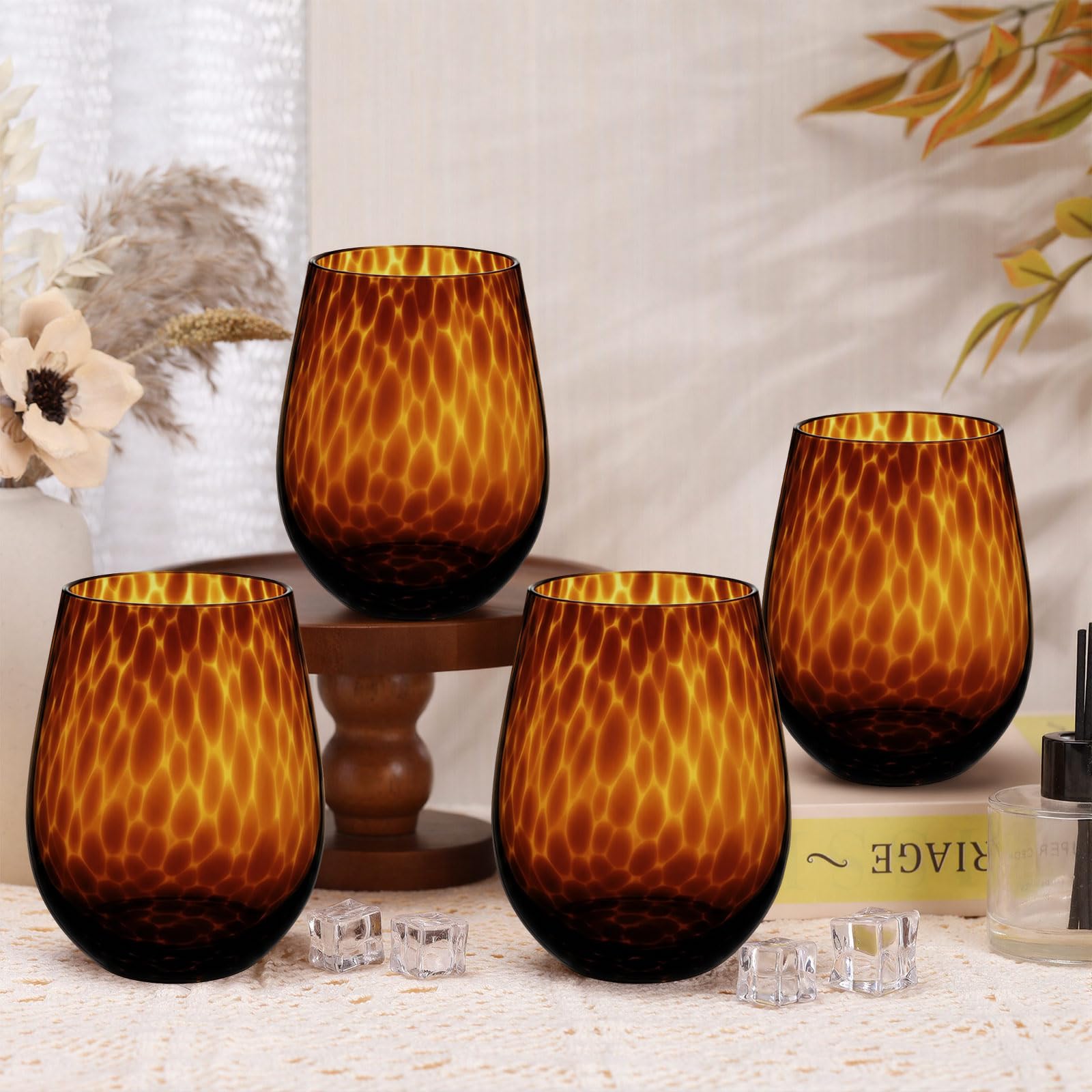 Vaso Honeydak con diseño tortuga-leopardo, ideal para cocteles en reuniones.
