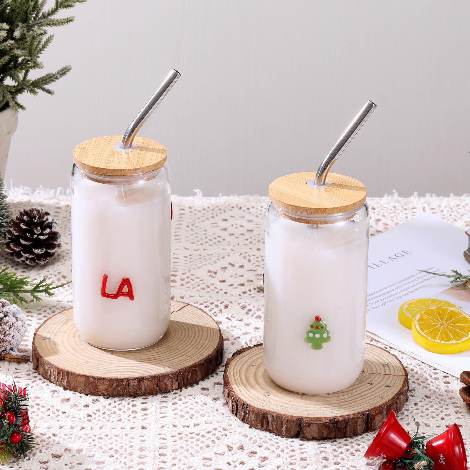 Vista lateral de los vasos navideños Honeydak con tapa para uso diario.