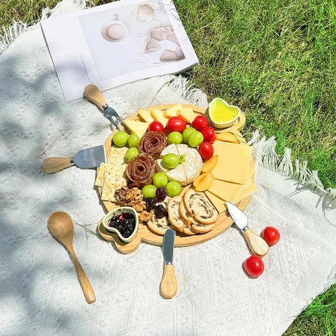 Hongsane sirve frutas, quesos y carnes con distinción.