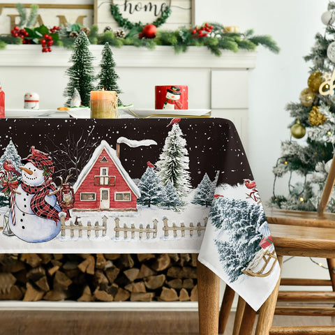 Arboles navideños coloridos de Horaldaily realzan la decoración de la mesa.
