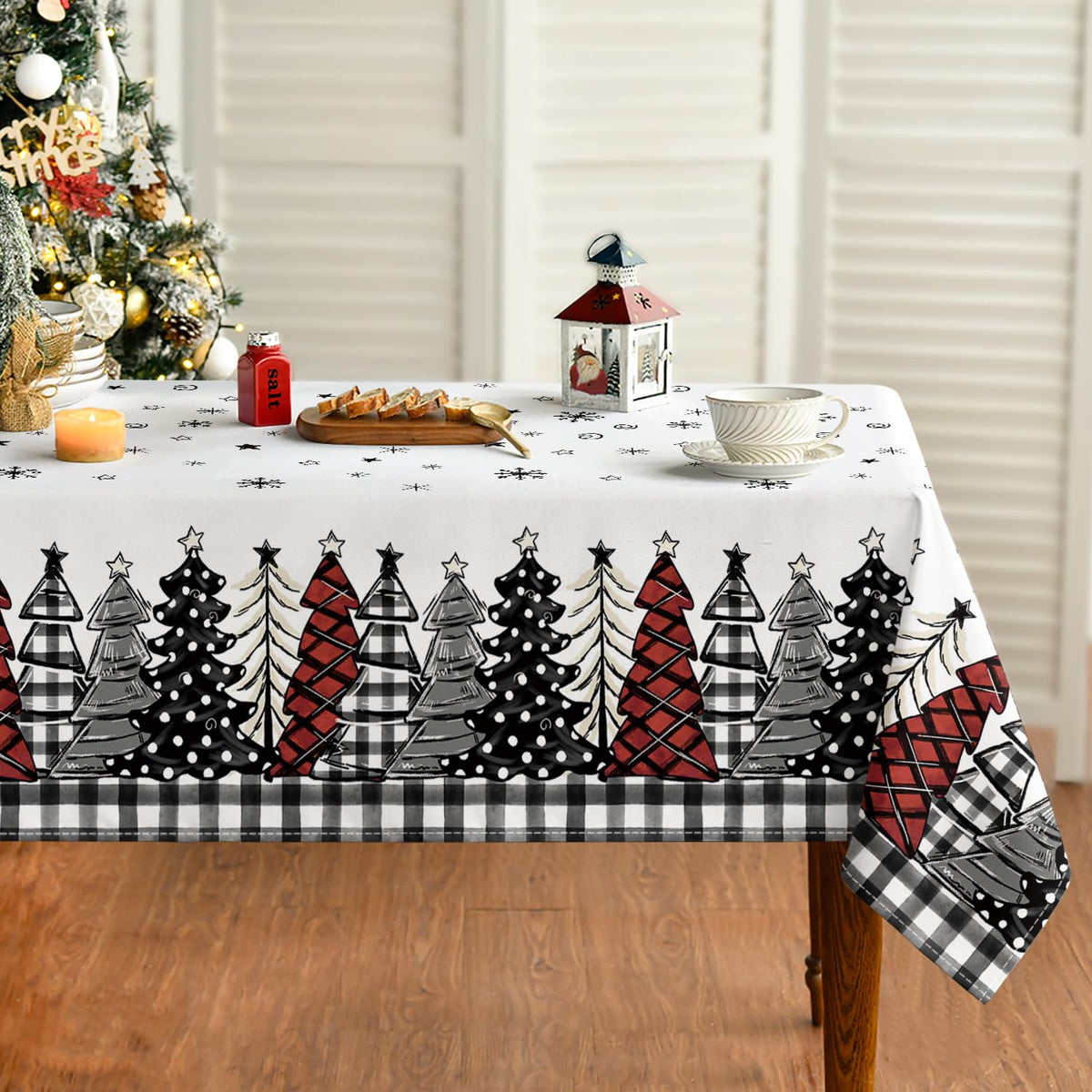 Mantel Horaldaily con árboles navideños y cuadros búfalo negros, ideal para cenas festivas