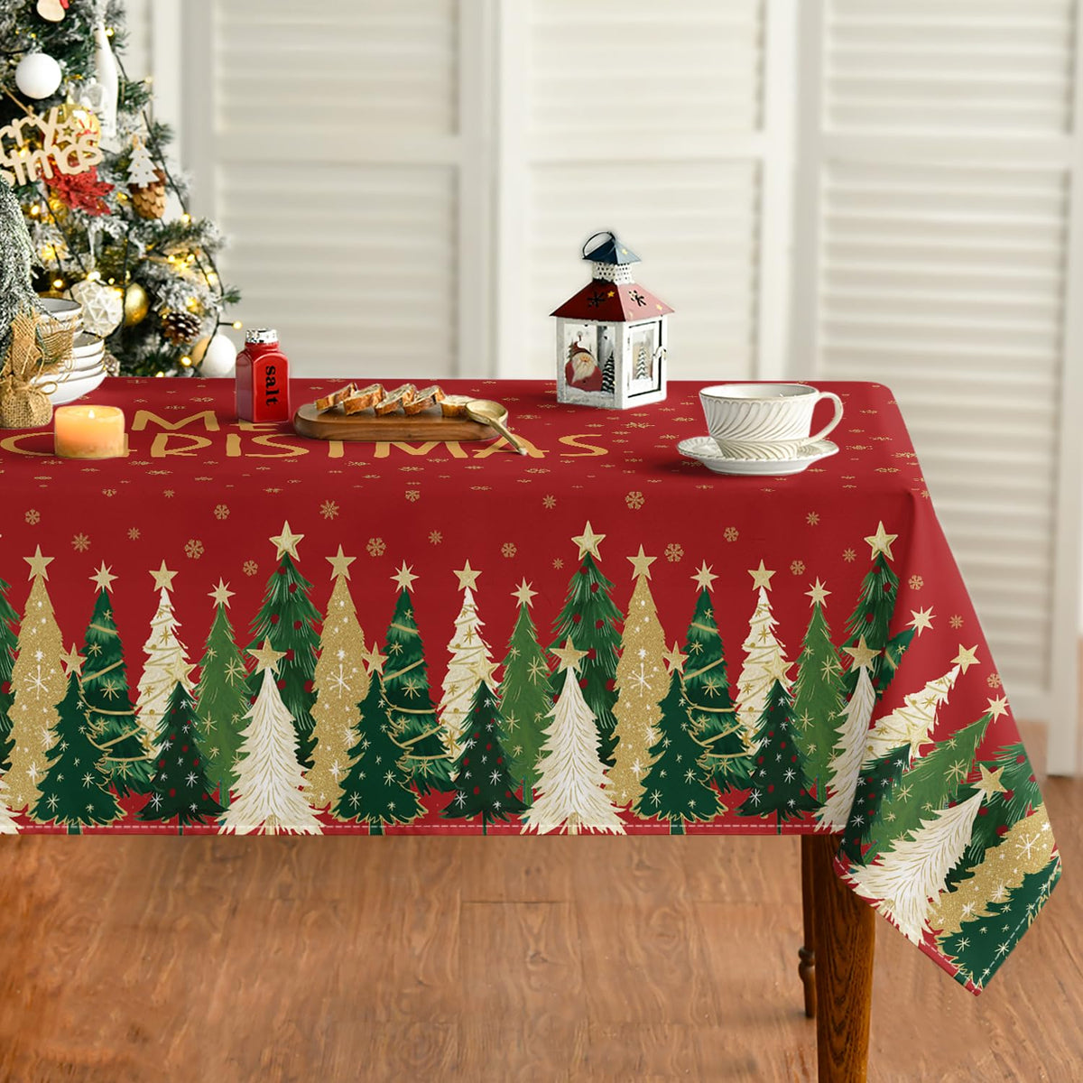 Mantel Horaldaily navideño con estrellas y árboles rojos, ideal para fiestas.