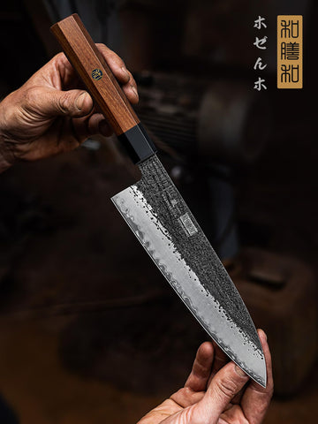 Técnica kurouchi-tsuchime japonesa que realza la textura.