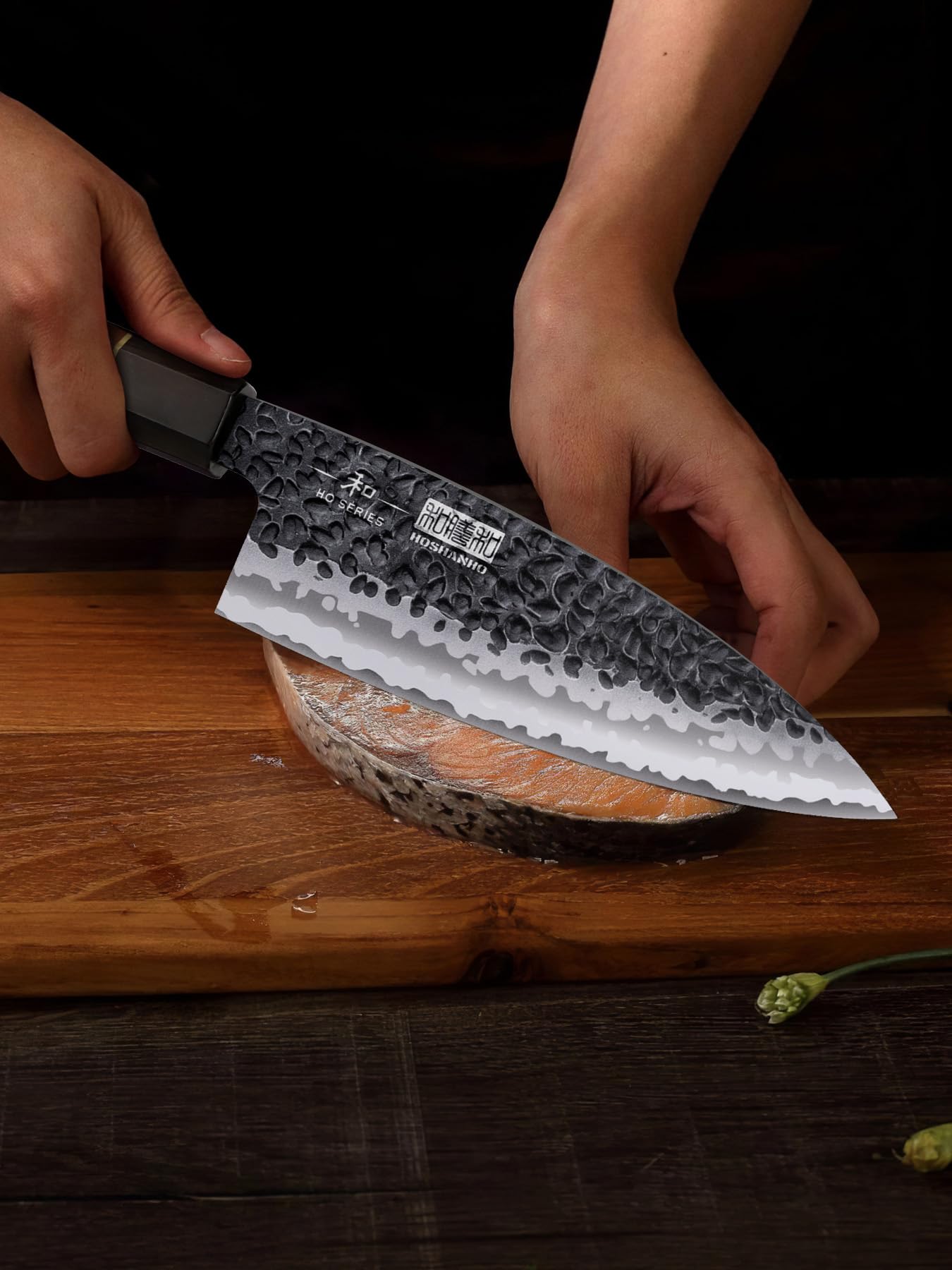Corte de pescado preciso gracias a la geometría de la hoja.