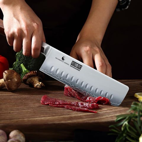Uso versátil en cocina con HOSHANHO Nakiri, facilita picar verduras y hortalizas.