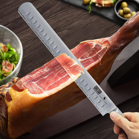 Uso en barbacoa con cuchillo HOSHANHO para cortes grandes con control.