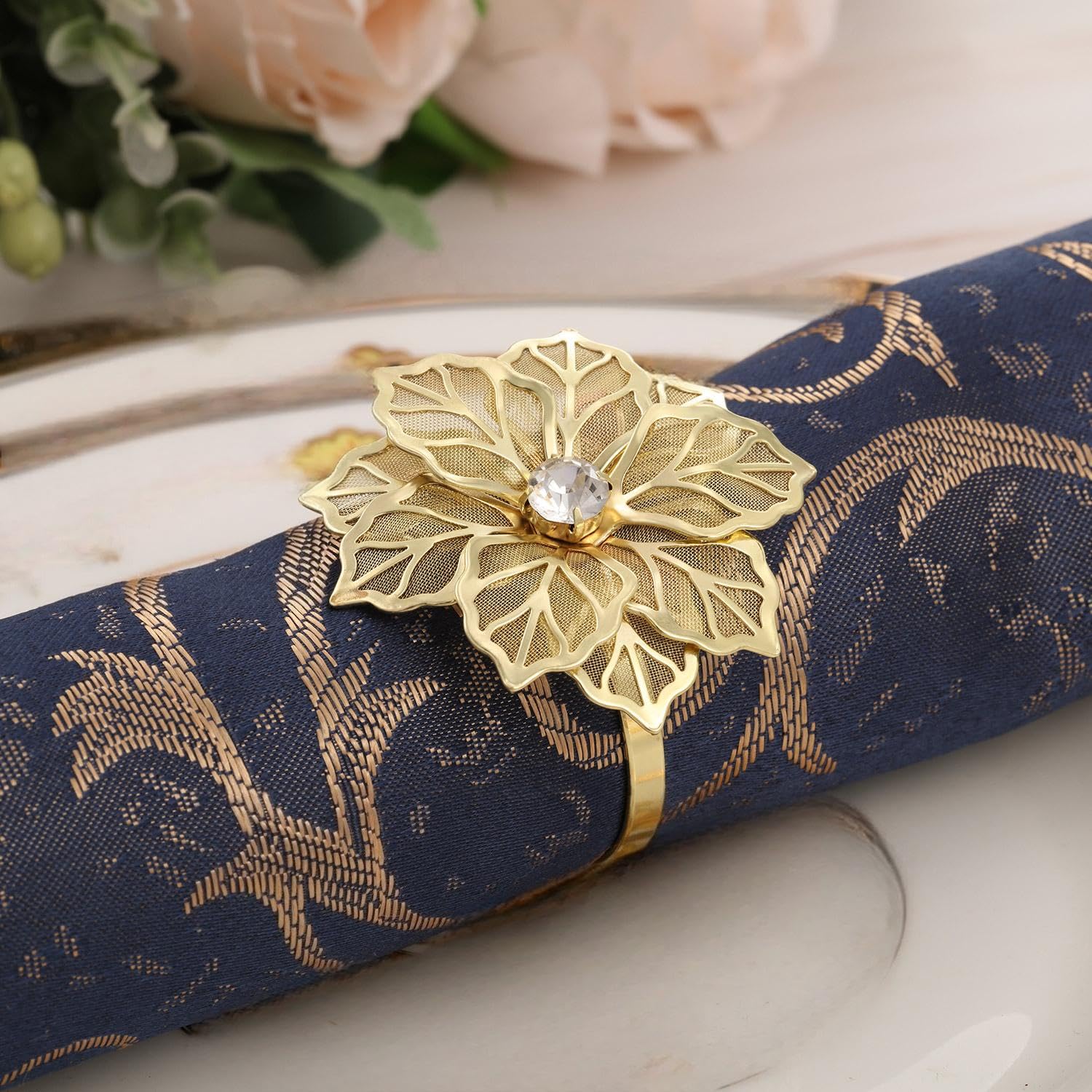 Hotop anillo dorado con cristales Strass, añade brillo discreto a la mesa.