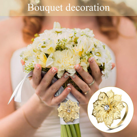 Hotop anillos dorados con detalle de flor, realzan la vajilla.
