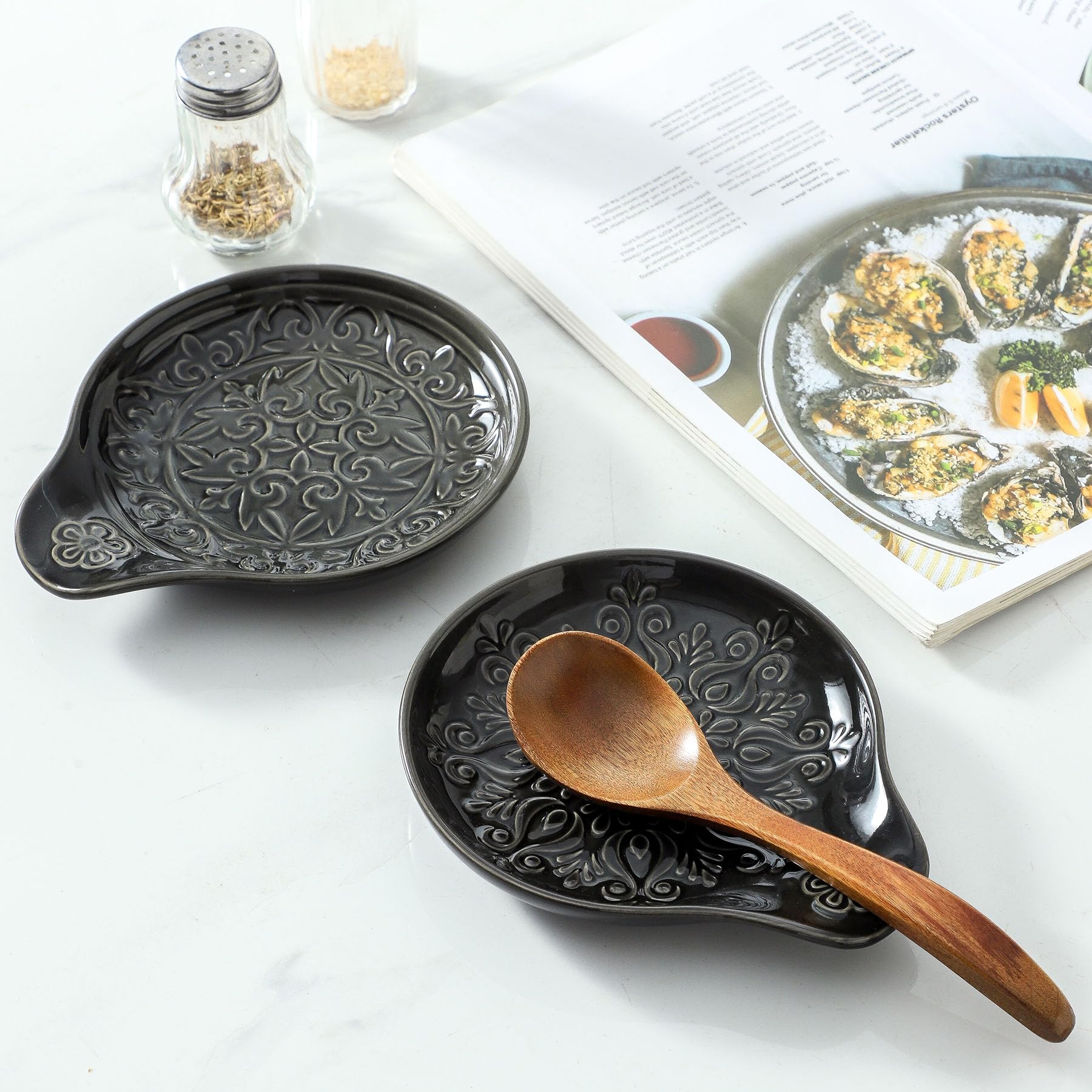 Howise escena-cocina-reposo-cucharas-ceramico-negro combina funcionalidad y decoración