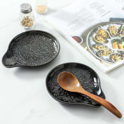 Howise escena-cocina-reposo-cucharas-ceramico-negro combina funcionalidad y decoración