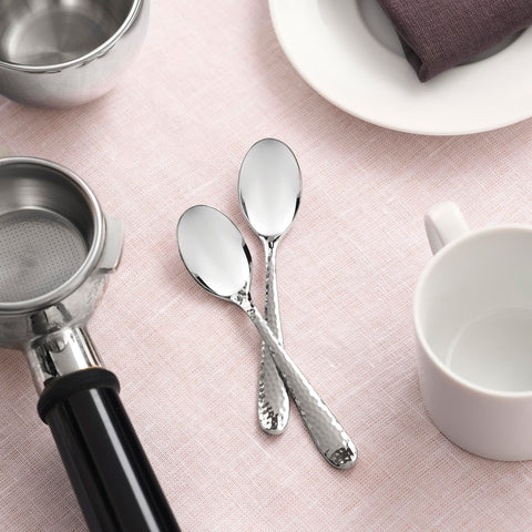 Hudson Essentials Bergamo: acabado espejo brillante en cucharas demitasse para realzar la mesa.