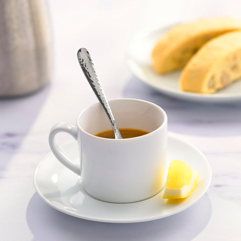 Hudson Essentials Bergamo: cucharas demitasse en taza de espresso, servicio refinado de café.