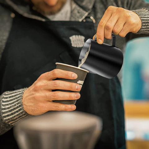 Jarra HULISEN con mango ergonómico, permite agarre cómodo durante el espumado