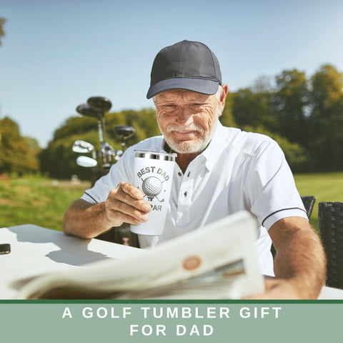 En campo de golf, hombre usando el vaso térmico cómodo de HUNIGIFT