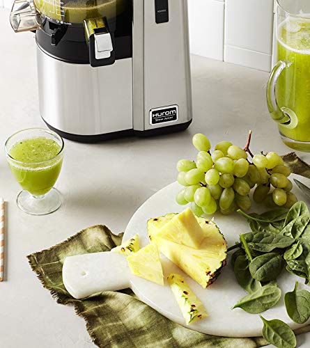 Hurom HZ en uso extrayendo jugo fresco para una bebida nutritiva