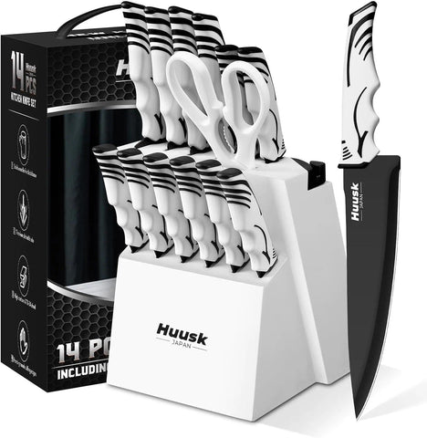Conjunto Huusk de cuchillos blanco con soporte de madera, óptimo para encimera ordenada.