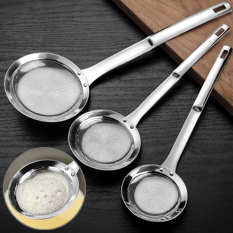 Tamizado de harina con colador de malla fina Hvanam para recetas ligeras.
