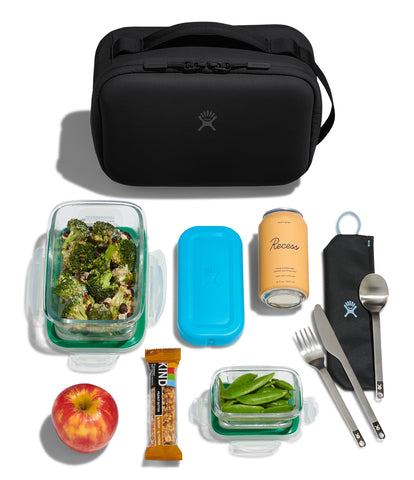 Hydro Flask Carry Out Lunch Box cremallera de agarre fácil y asa cómoda.