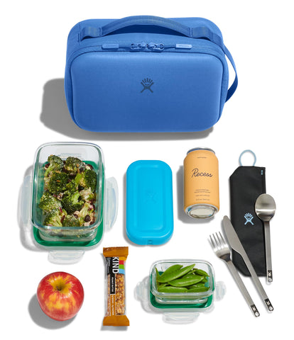 Hydro Flask Carry Out Lunch Box interior forrado y fácil de limpiar.