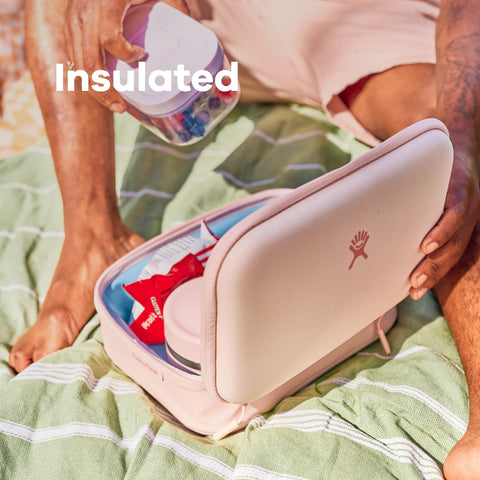 Hydro Flask Carry Out Lunch Box tapa y base reforzadas para mayor estabilidad.