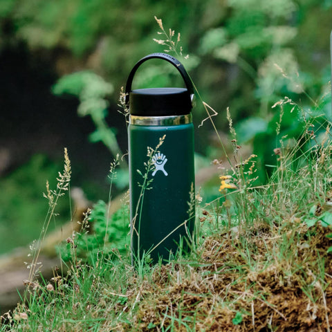 Diseño colorido y portátil de Hydro Flask para tus aventuras diarias.