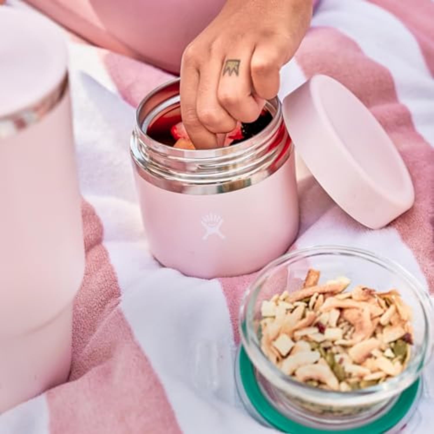 Hydro Flask Food Jar capacidad de 20 onzas ideal para almuerzos y snacks.