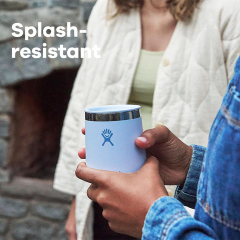 Diseño ergonomico y resistente de Hydro Flask para actividades al aire libre.