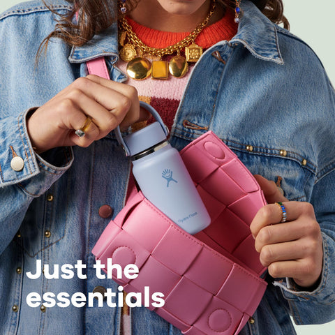 Hydro Flask Micro en mano mostrando tamaño compacto y facilidad de uso