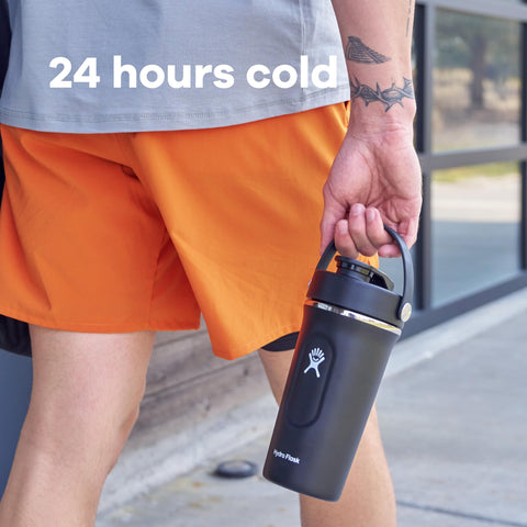 Tapa hermética del Hydro Flask Shaker evita derrames durante entrenamientos.