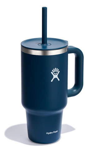 Hydro Flask Travel Tumbler cabe en portavasos para viajes en coche.
