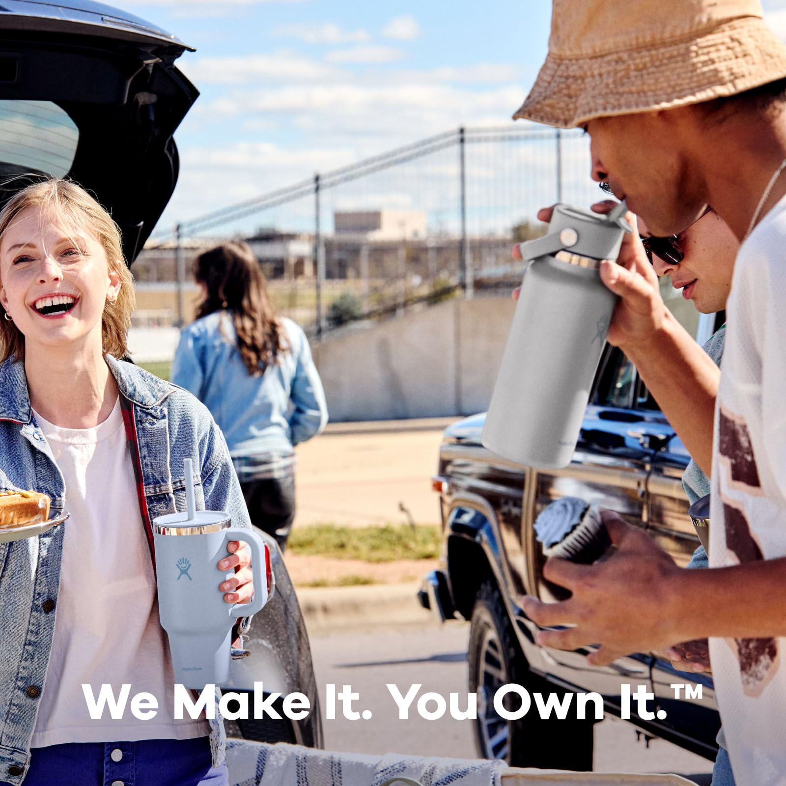 Hydro Flask uso diario en exterior, ideal para hielo y bebidas refrescantes.