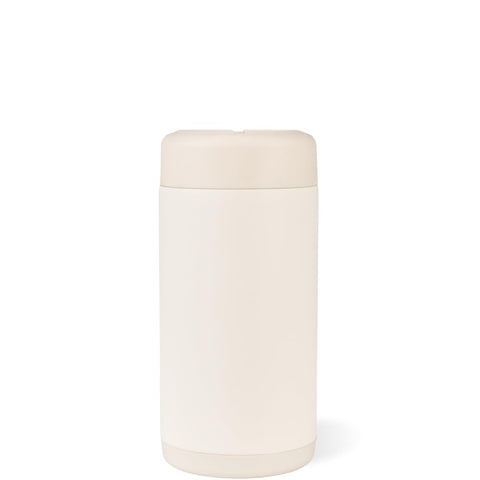 HydroJug Slim Can Cooler, tapa rosca, evita derrames y facilita transporte.