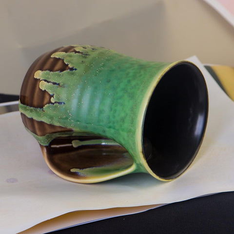 Taza Icytrip con diseño ergonómico y bolsillo para la mano derecha.