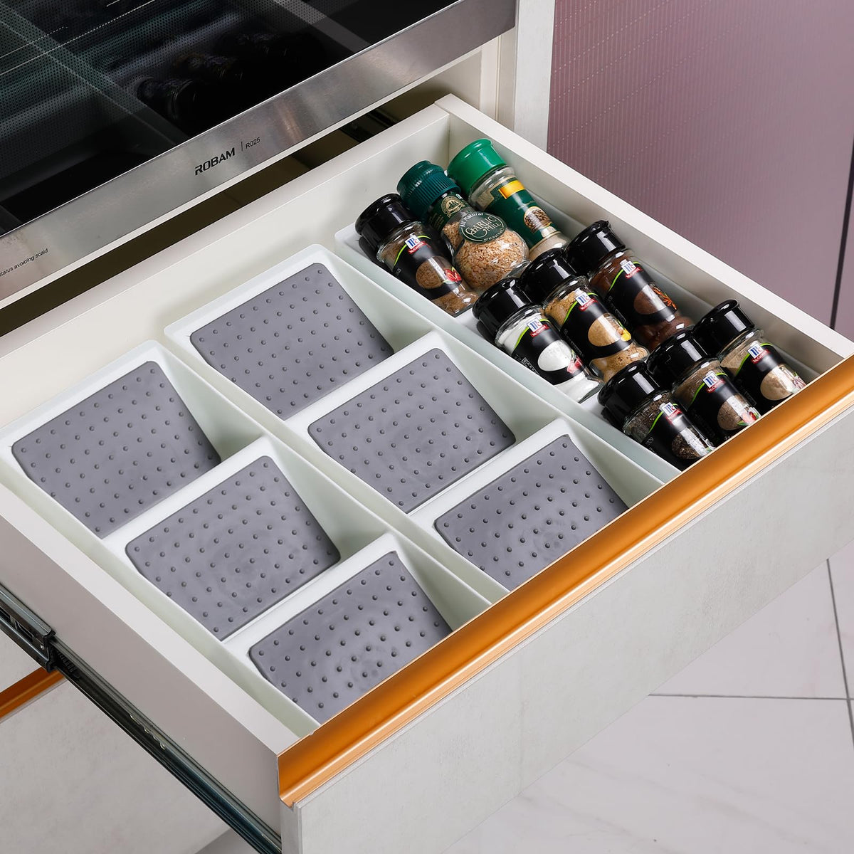 Ideamake organizador-cajon-cocina-3-niveles facilita ordenar botellas y frascos para acceso rápido.