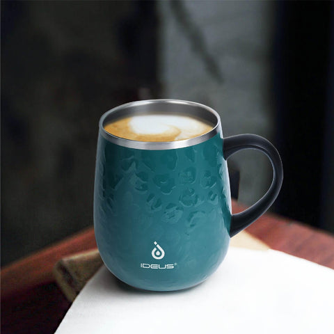Ideus taza con mango ergonómico, agarre cómodo al beber.