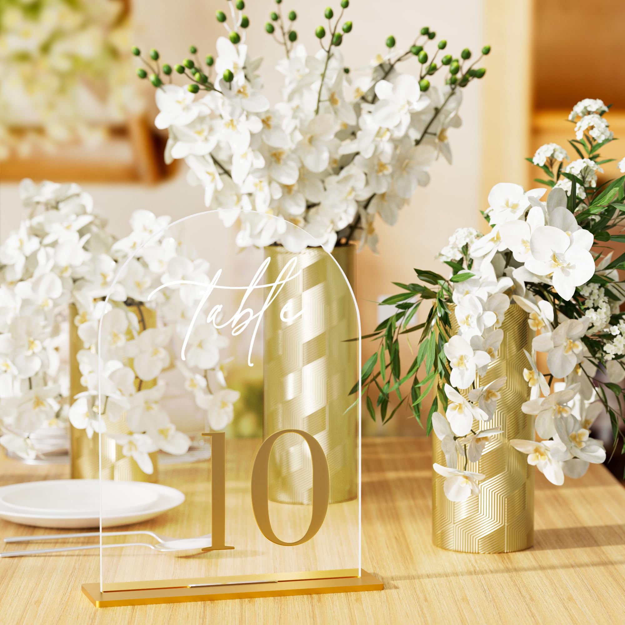 Números dorados 3D de iFaveorr para una mesa de boda elegante