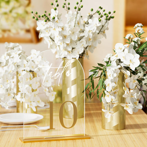 Números dorados 3D de iFaveorr para una mesa de boda elegante