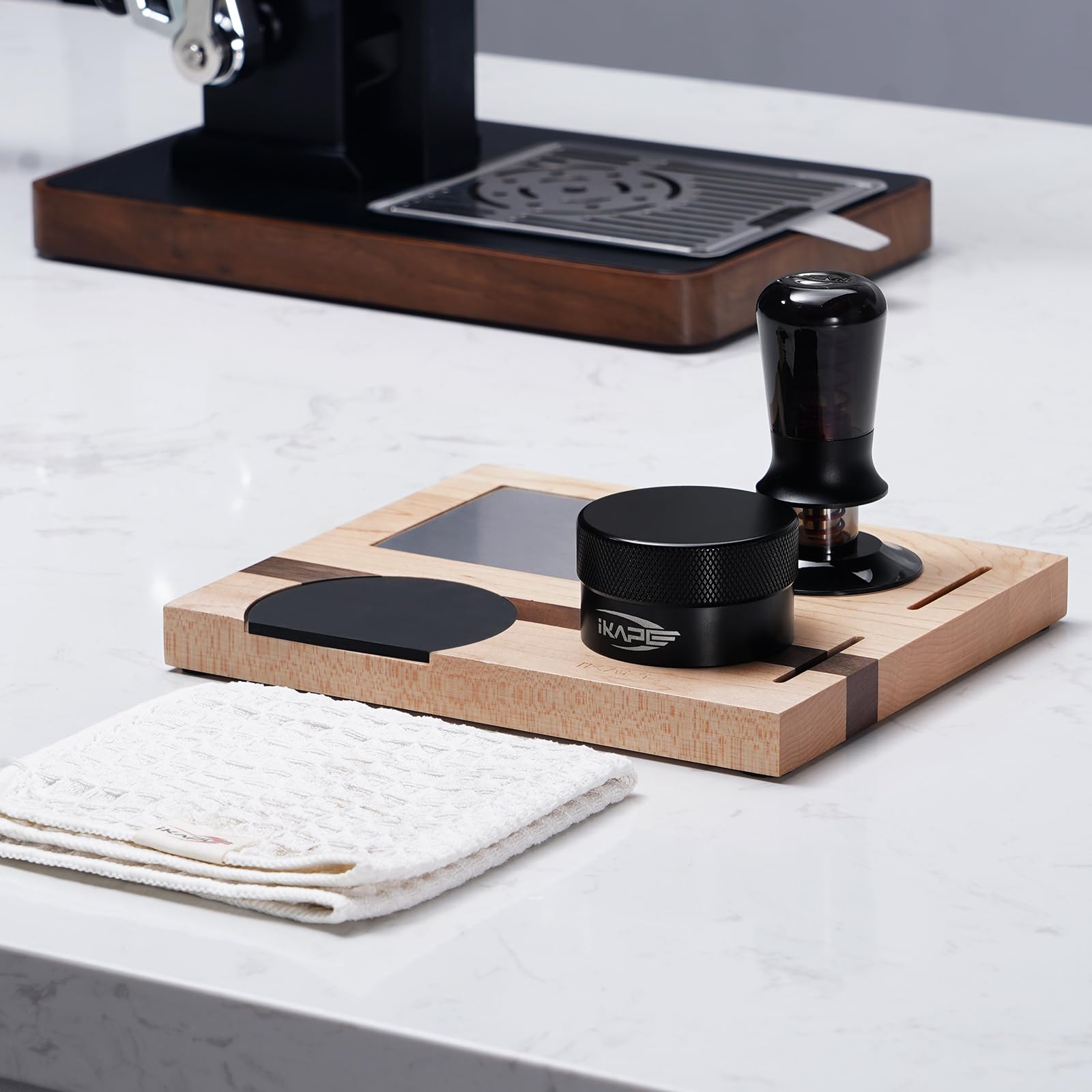 Base IKAPE de tamper de madera para mayor estabilidad y protección de la superficie.